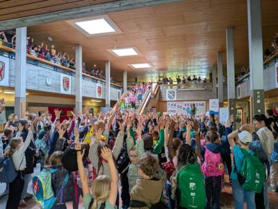Großer Auftakt in der Aula: Über 250 Schülerinnen und Schüler nahmen am „Tag der Vereine und des Ehrenamts“ an der Aschbergschule teil.