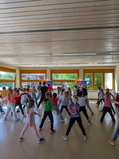 Mitmachaktion in der Turnhalle: Die Taekwondoabteilung der Sportschule Heinrich Magosch brachte den Schülerinnen und Schülern erste Bewegungen näher.