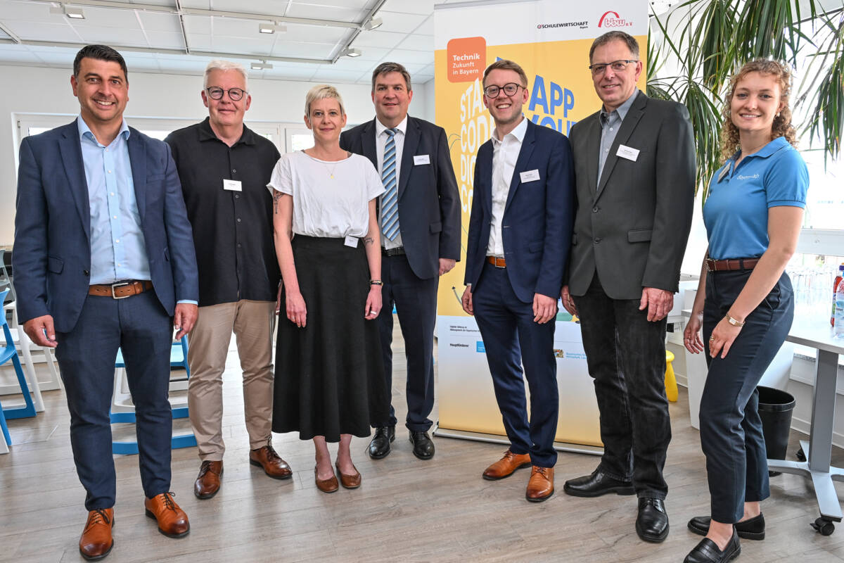 Code your way - das neue Bildungsprogramm für den Landkreis Dillingen feiert seinen Auftakt
