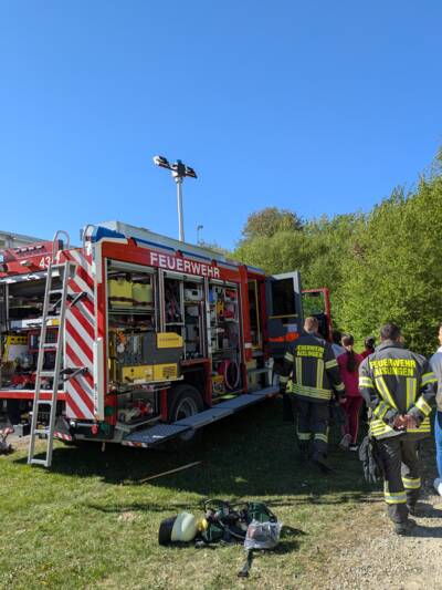 Bei der Freiwilligen Feuerwehr Aislingen konnten die Kinder unter anderem Einsatzfahrzeug und Ausrüstung aus nächster Nähe kennenlernen.