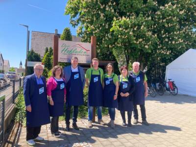Im Hofladen Sinning in Mödingen fand das traditionelle Angrillen von Landratsamt, Handwerk und Land- und Forstwirtschaft statt: (von links: Werner Luther (Kreishandwerksmeister), Annett Jung (Kreisbäuerin), Markus Müller (Landrat), Alexander, Katrin, Dora und Arthur Sinning (Gastgebende Familie)