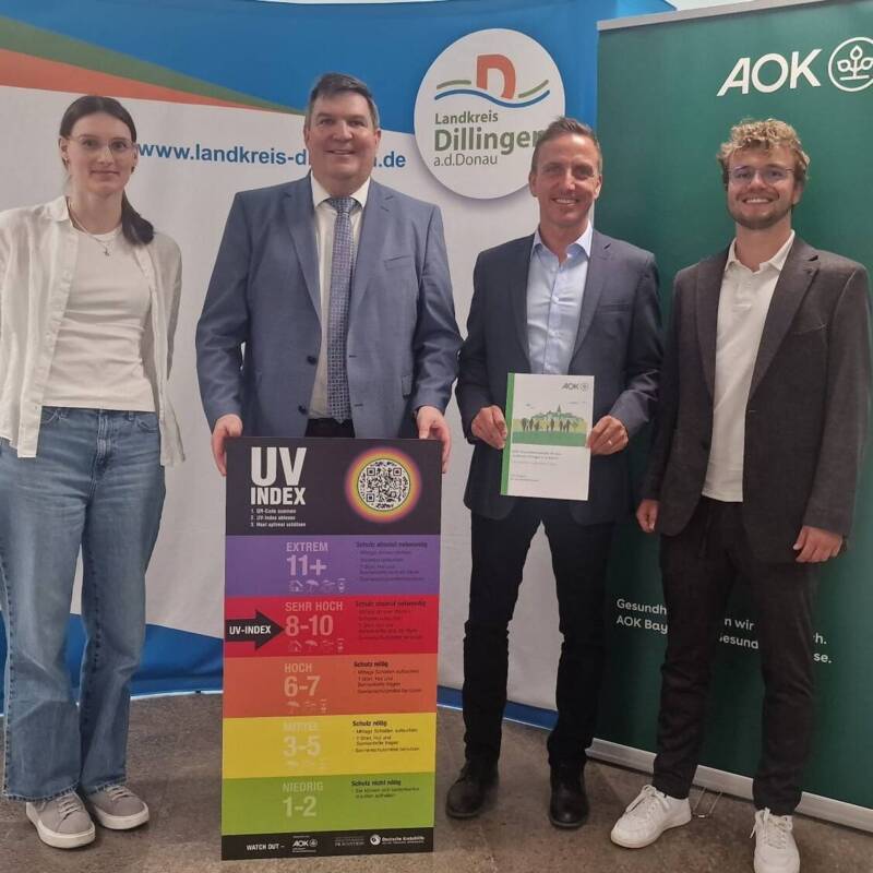 AOK übergibt Gesundheitsbericht und UV-Index-Tafel an Landrat Markus Müller