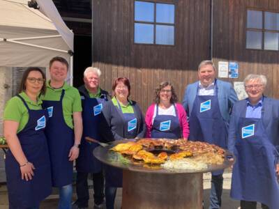 Fröhliche Gesichter beim Angrillen - von links: Alexander und Katrin Sinning, Arthur und Dora Sinning, Annett Jung, Markus Müller und Werner Luther