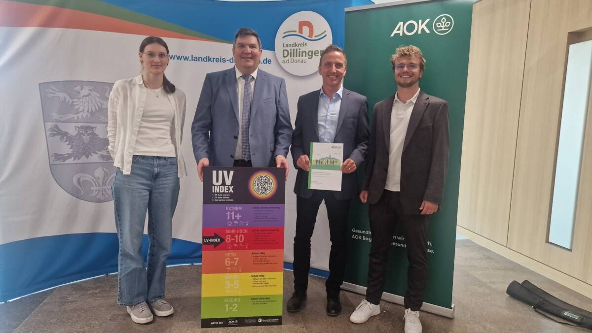 AOK übergibt Gesundheitsbericht und UV-Index-Tafel an Landrat Markus Müller
