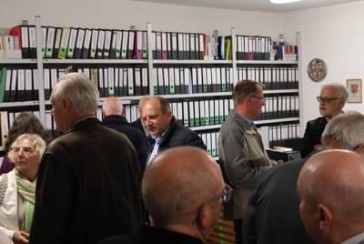 Zum Abschluss des Archivtreffens in Bissingen konnten die Besucherinnen und Besucher das Gemeindearchiv der Marktgemeinde besichtigen, das vor gut 20 Jahren im ehemaligen Feuerwehrgerätehaus eingerichtet wurde.
