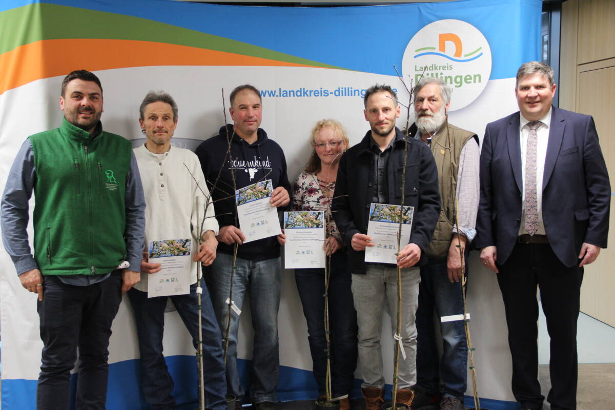 Qualifizierte Obstbaumpfleger erhalten ihre Zertifikate