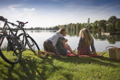 Fahrradfahrer am See